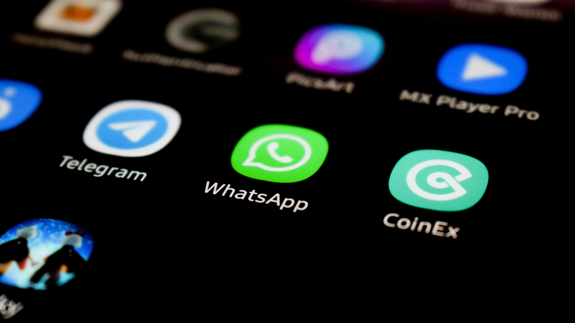 WhatsApp Ra Mắt Quảng C&aacute;o Trong Trạng Th&aacute;i, Th&ecirc;m T&iacute;nh Năng K&ecirc;nh Trả Ph&iacute;